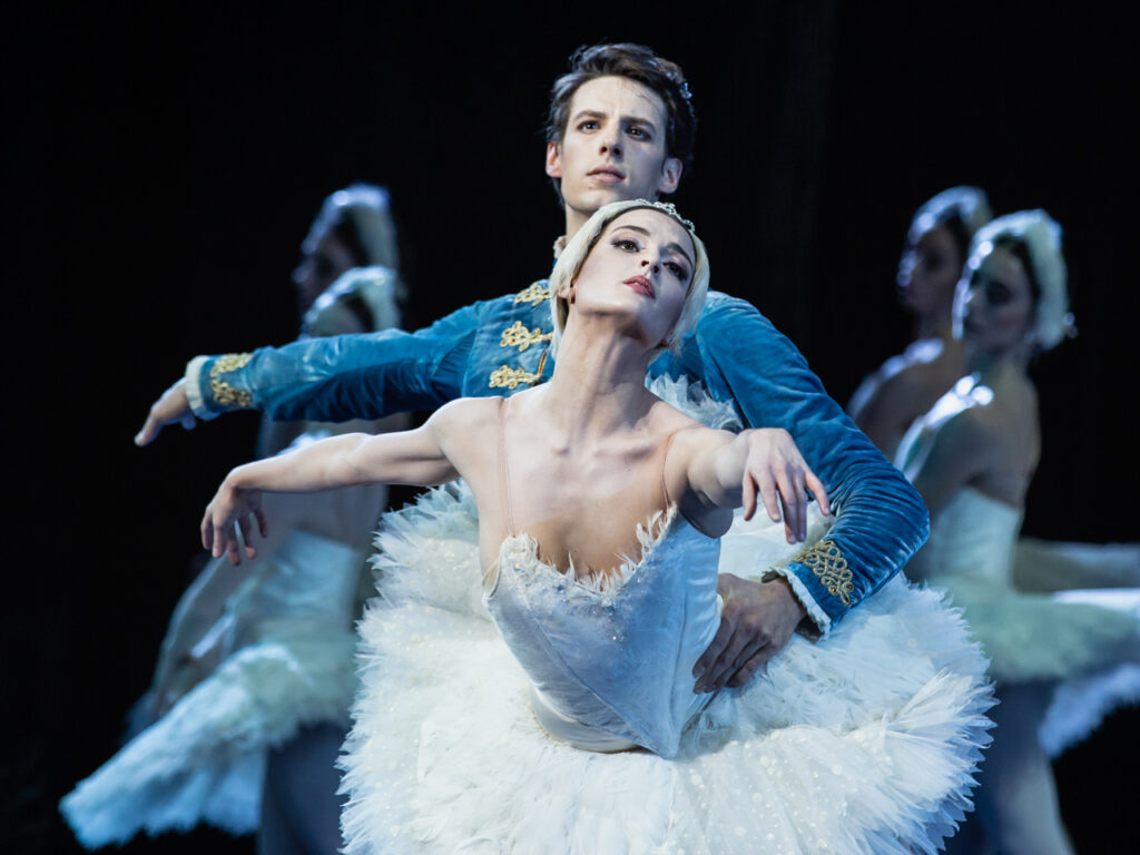 Il lago dei cigni_Susanna Salvi (Odette) e Germain Louvet (Principe)_ph Yasuko Kageyama-Teatro dell'Opera di Roma_4554 WEB
